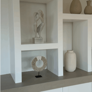 Schelpenkrans op zwarte standaard – Natuurlijke decoratie